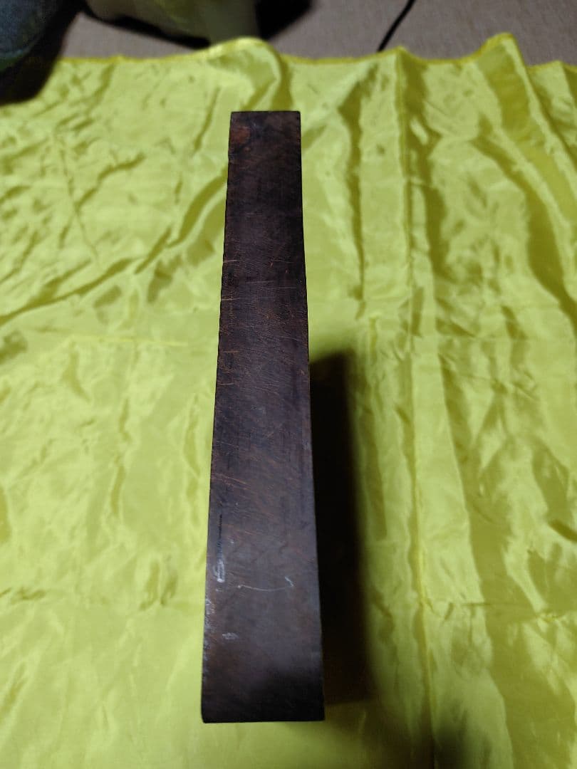 zaq　多分　紫檀の板　ほぼ四角な直方体