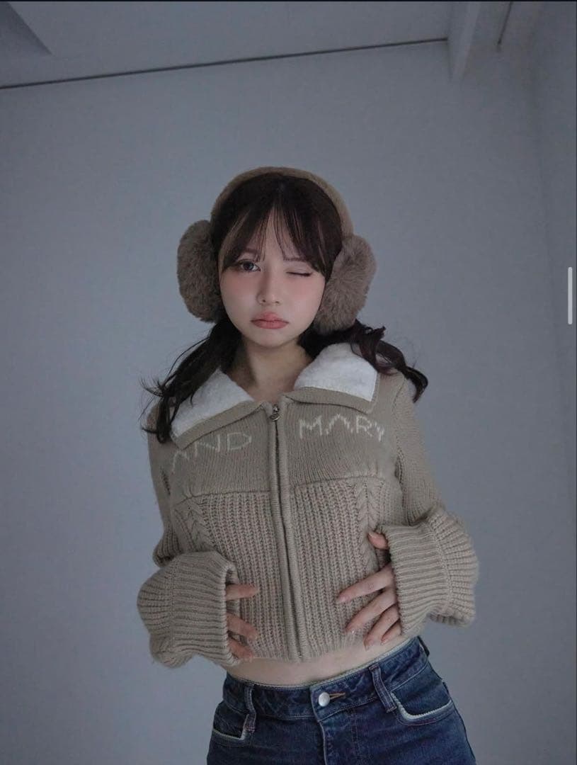 andmary ベージュ ジップアップニット