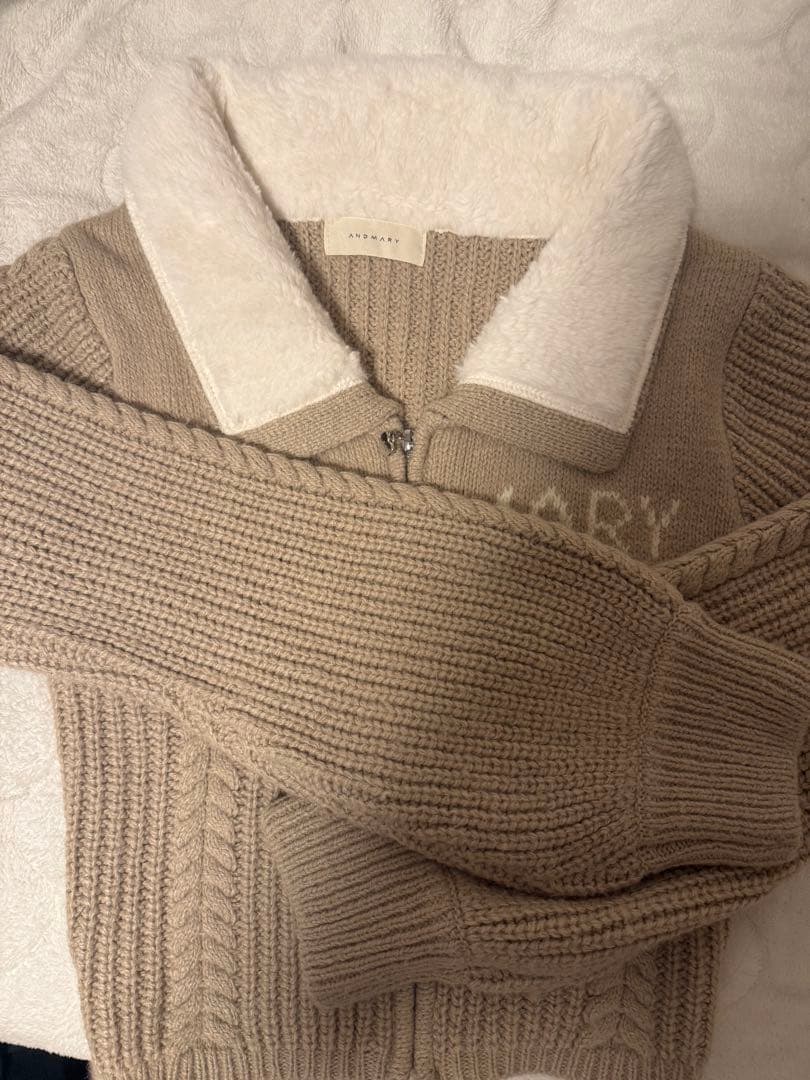 andmary ベージュ ジップアップニット