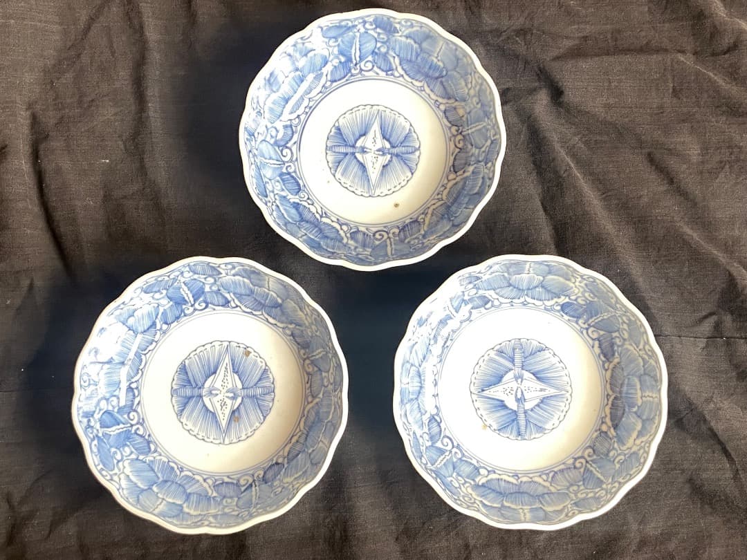 ゆりかもめ能登蔵出し 古伊万里 染付 線描花文 輪花皿 3客