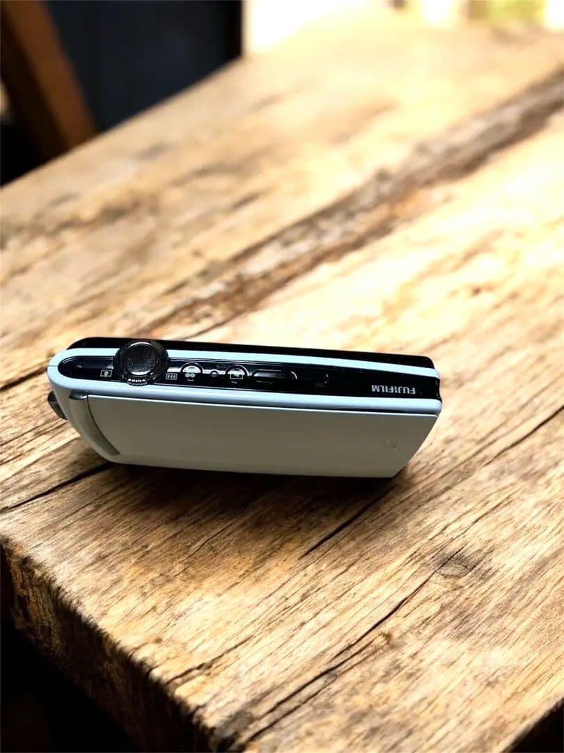 富士フィルムFINEPIX Z 1000EXRホワイト 美品　充電器有り