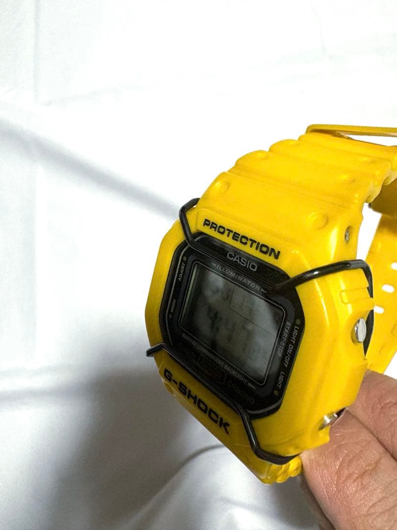 G-SHOCK DW-5600Pイエロー 腕時計　バンパー付き