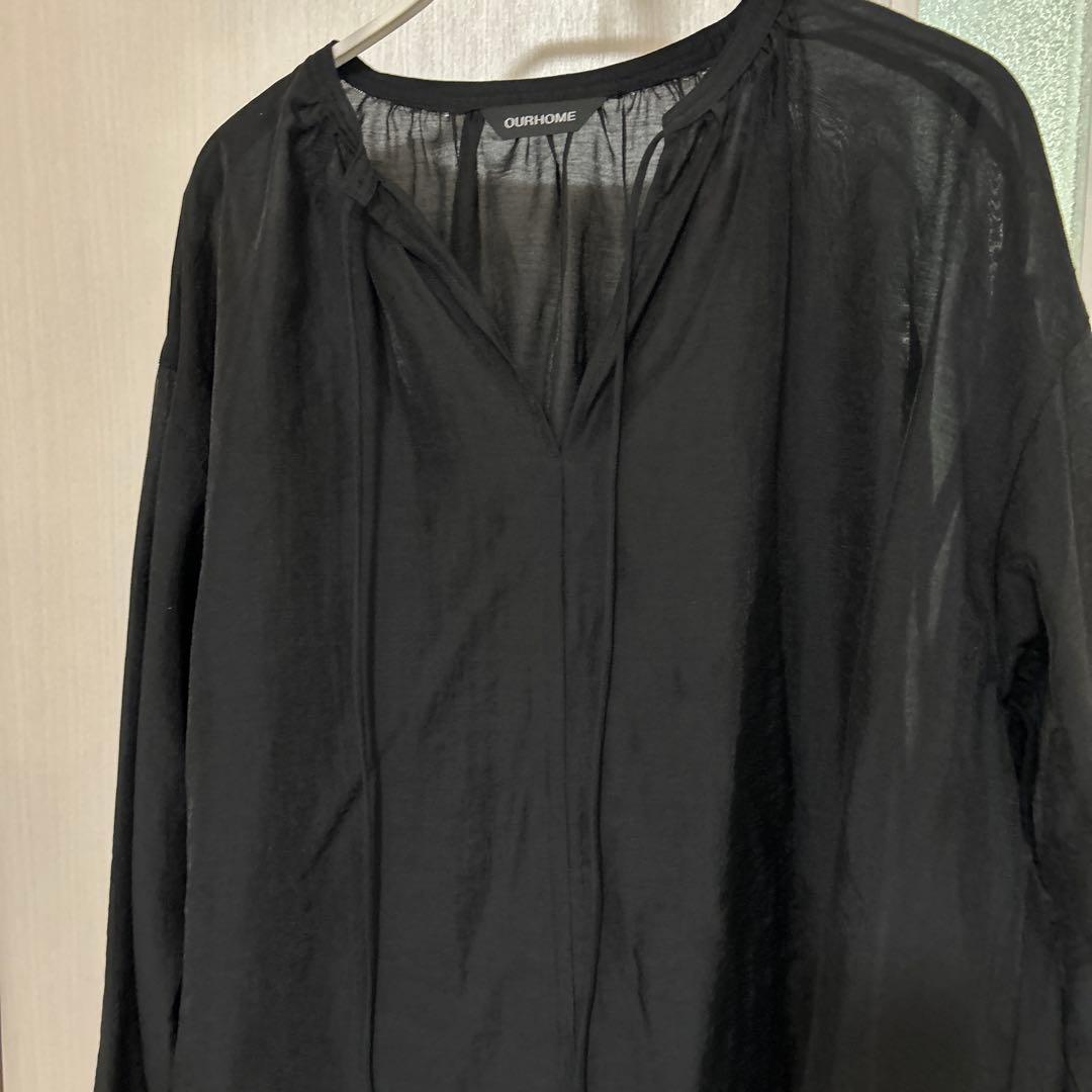 OUR 柔らかな透け感ギャザーブラウス