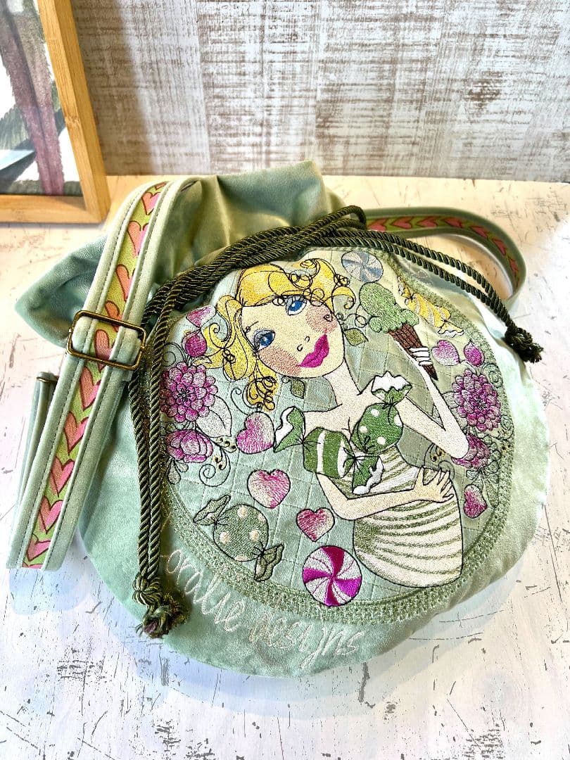 ロラライハリス♡ライトグリーンベルベット♡刺繍の丸い巾着ショルダーバッグ