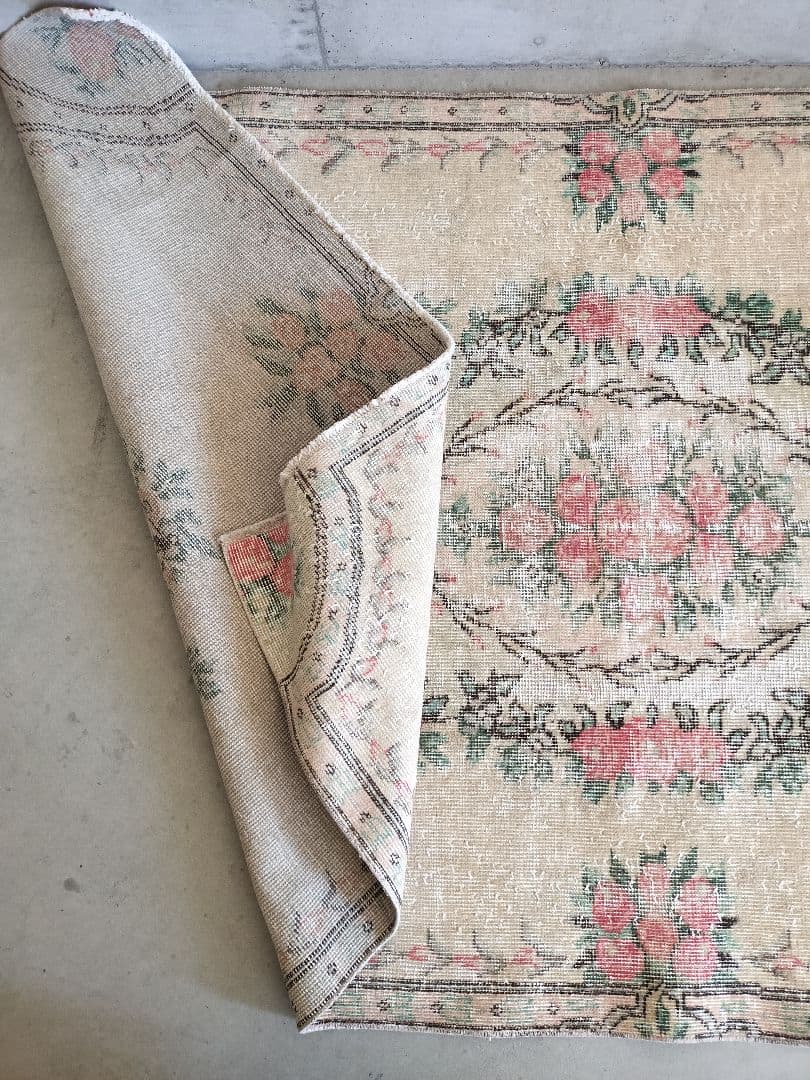 大きめ/ベージュとローズピンクの上品なバラのラグ　No.699