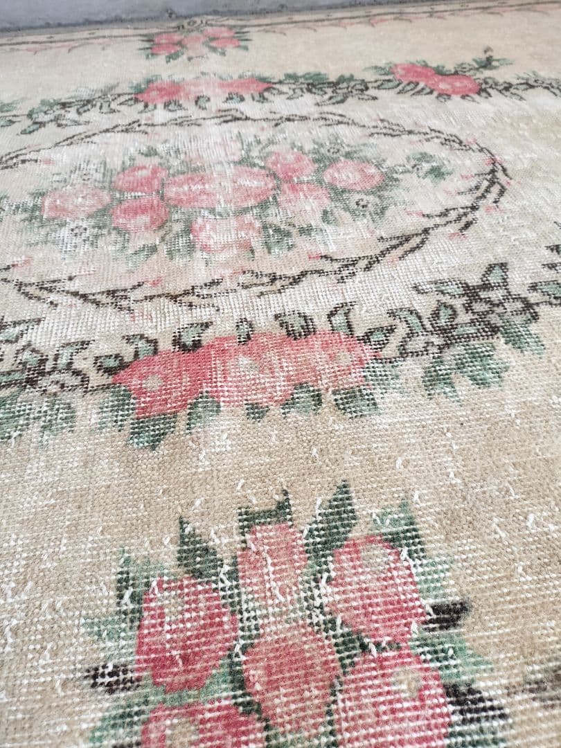 大きめ/ベージュとローズピンクの上品なバラのラグ　No.699