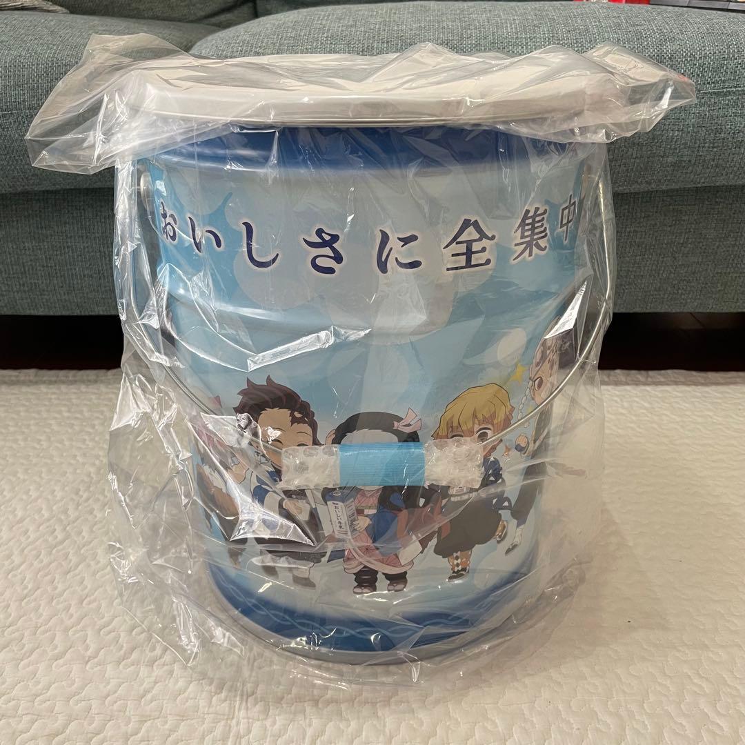 鬼*入様 明治おいしい牛乳　座れる鬼滅の刃缶　B3タペストリー