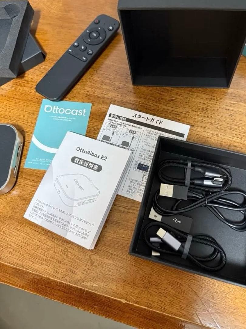 Ottocast OttoAlbox E2 本体とリモコン