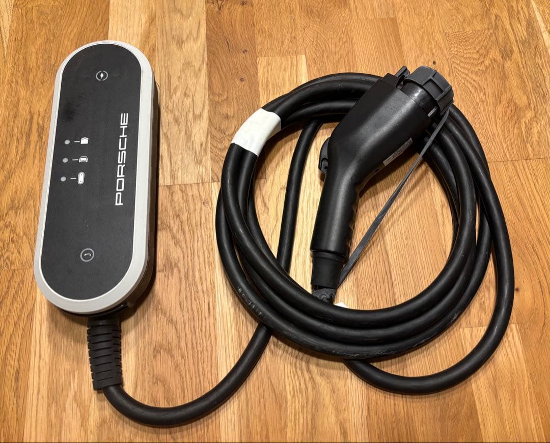 Porsche EV充電器取扱説明書付き