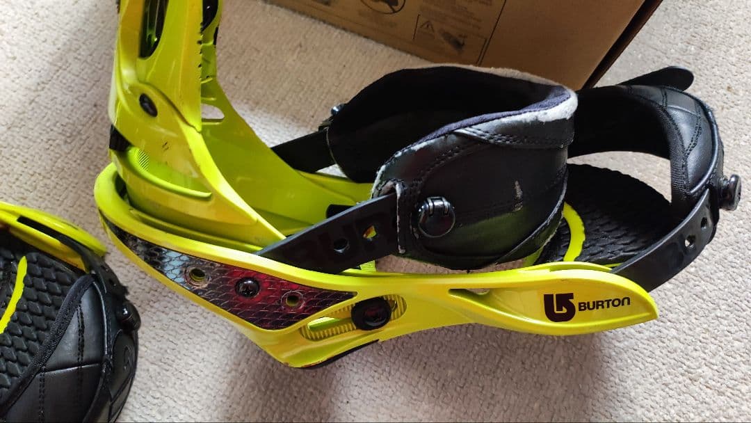 ロケットパートンBURTONスノーボードバインディング　CO2　Mサイズ