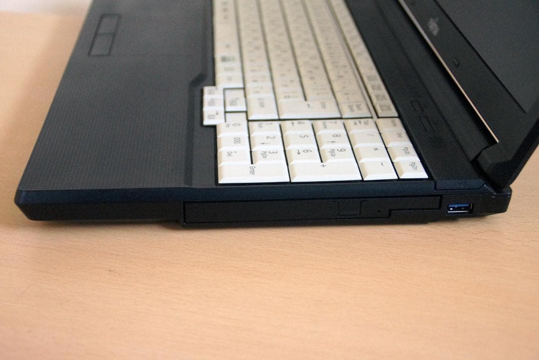 富士通 第8世代Core-i3 メモリ8GB SSD256GB Office