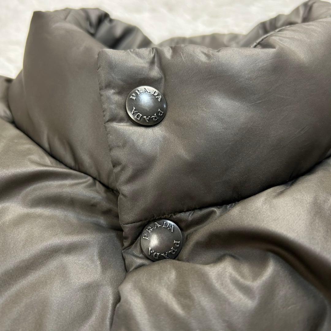5685【希少カーキ・人気48サイズ】プラダ‪☆三角プレートロゴ入りダウン
