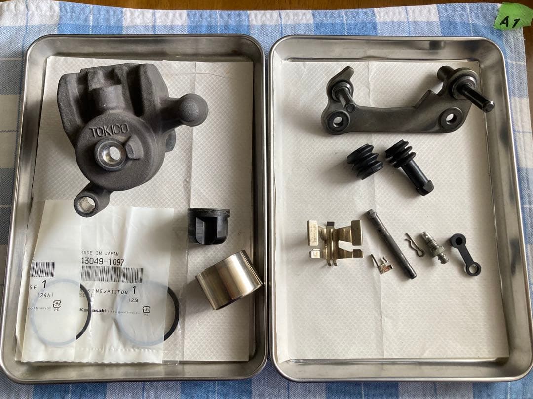 リアキャリパー 【17】 純正ピストン 分解清掃 ゼファー・ZRX400他車種