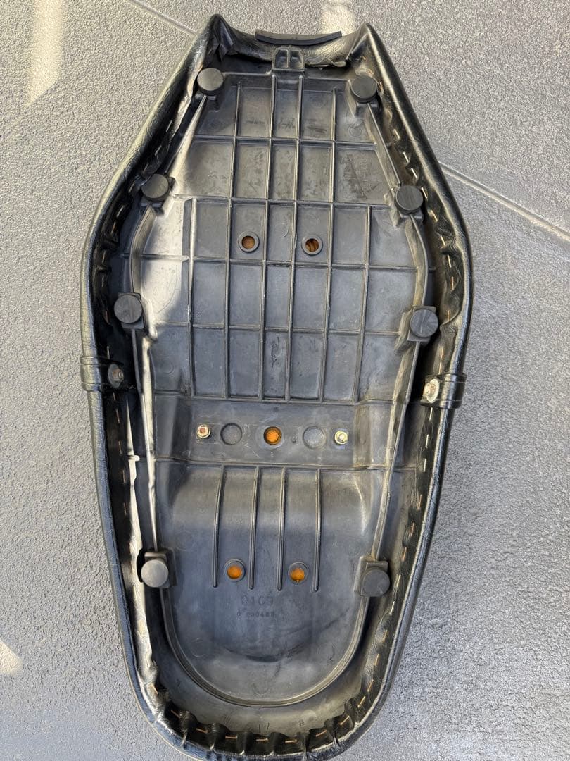 カワサキ W650 カスタムシート 黒 合成皮革