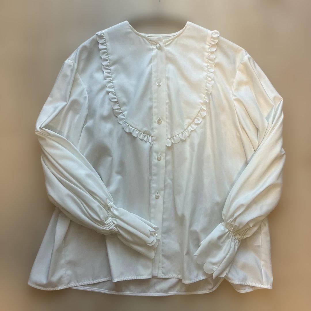 yori フリル付きホワイトシャツ