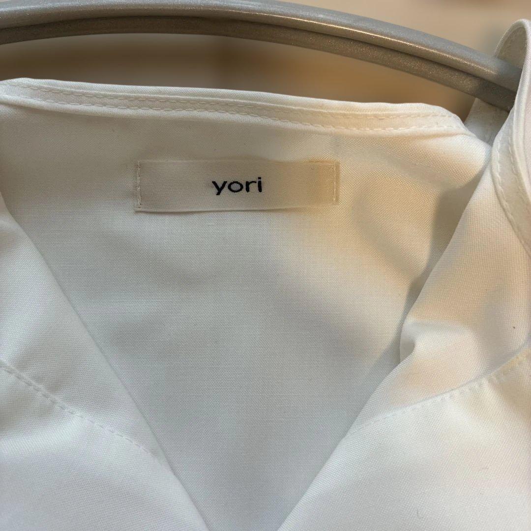 yori フリル付きホワイトシャツ