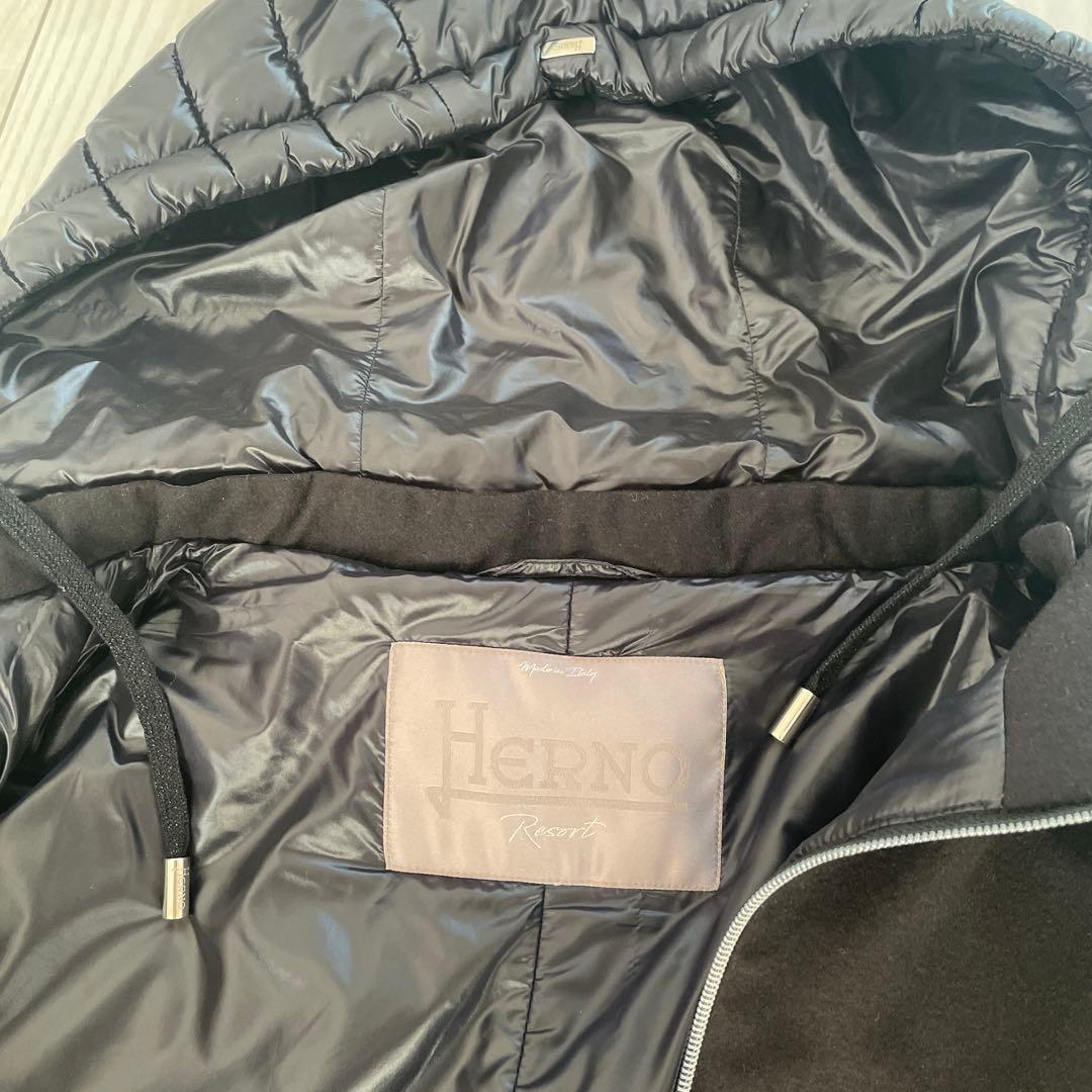 Herno ブラック ダウンジャケット フード付き