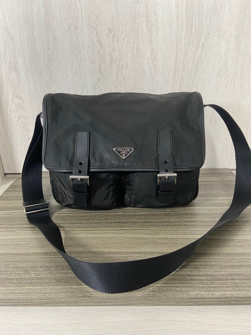 腰 プラダ　ショルダーバッグ　三角ロゴプレート　ナイロン　黒　メッセンジャー