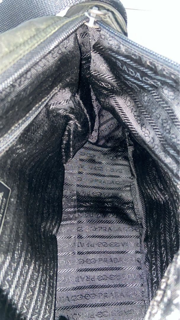 腰 プラダ　ショルダーバッグ　三角ロゴプレート　ナイロン　黒　メッセンジャー