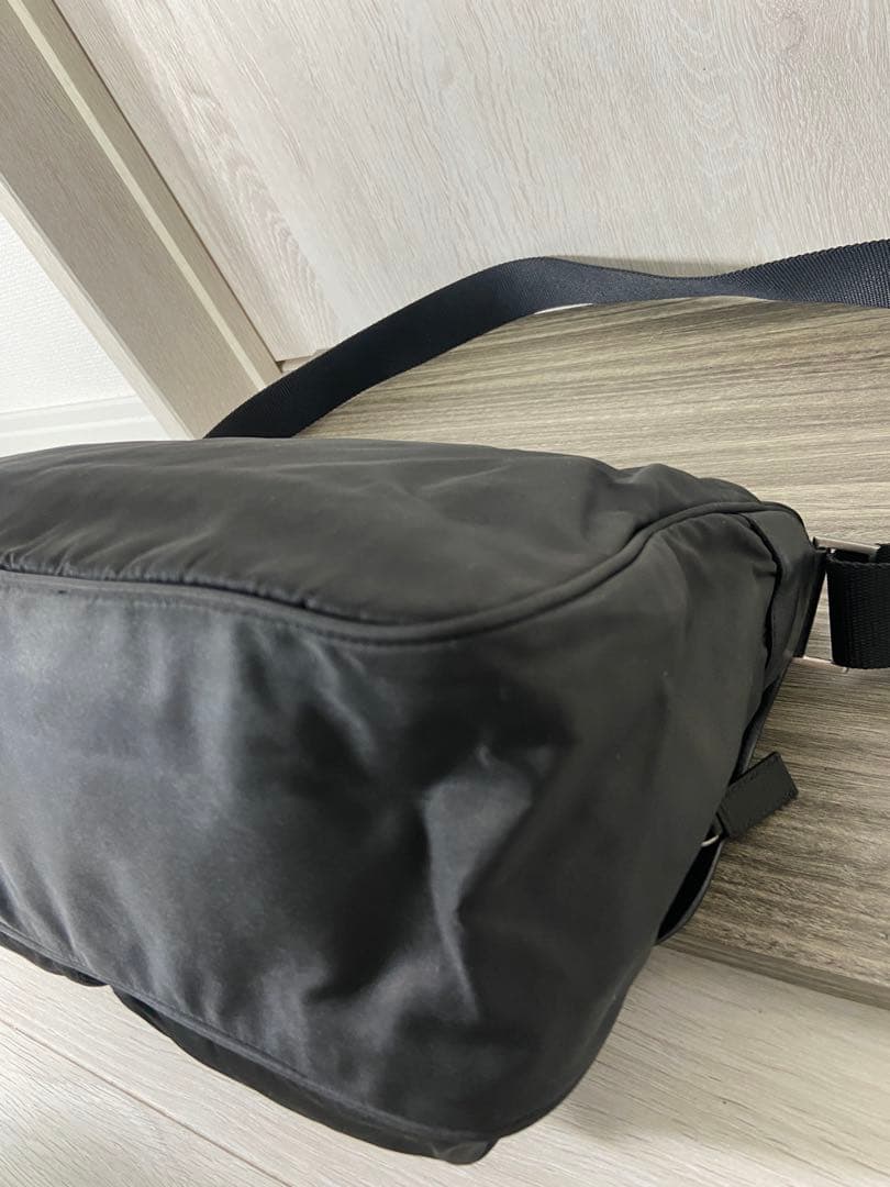 腰 プラダ　ショルダーバッグ　三角ロゴプレート　ナイロン　黒　メッセンジャー