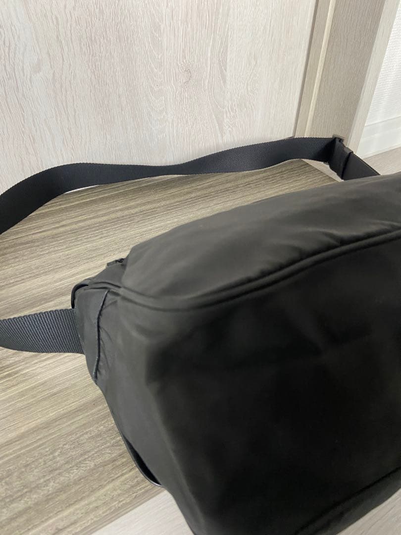 腰 プラダ　ショルダーバッグ　三角ロゴプレート　ナイロン　黒　メッセンジャー