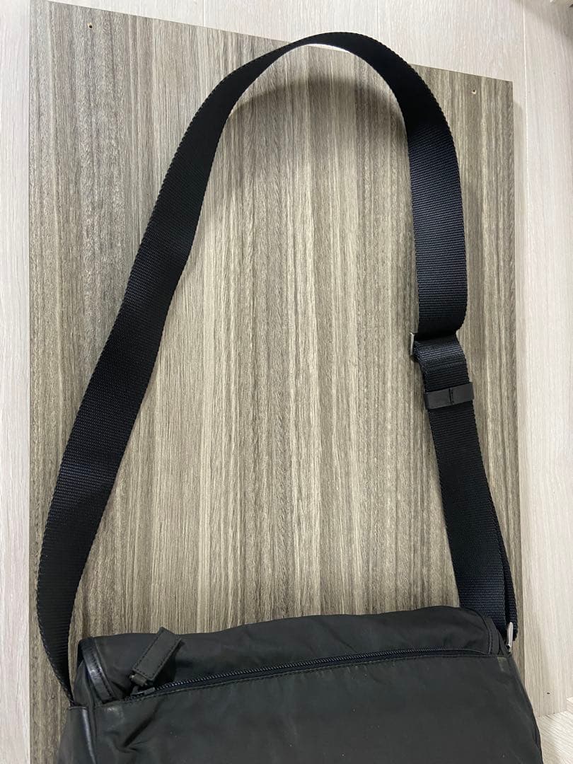 腰 プラダ　ショルダーバッグ　三角ロゴプレート　ナイロン　黒　メッセンジャー