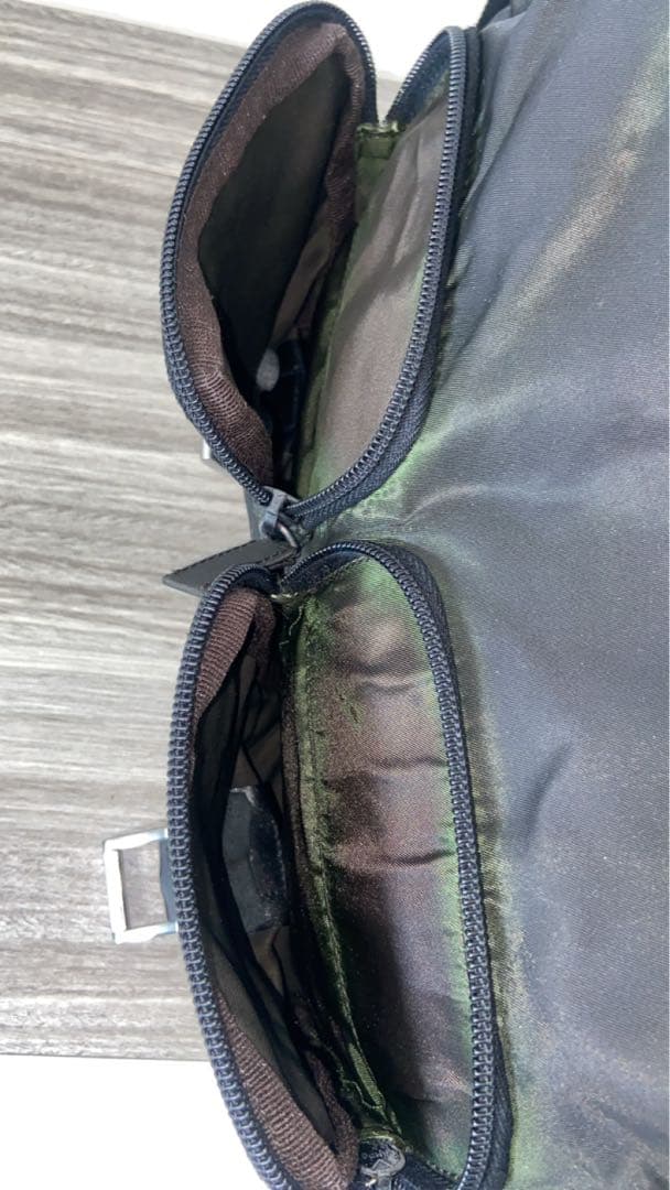 腰 プラダ　ショルダーバッグ　三角ロゴプレート　ナイロン　黒　メッセンジャー