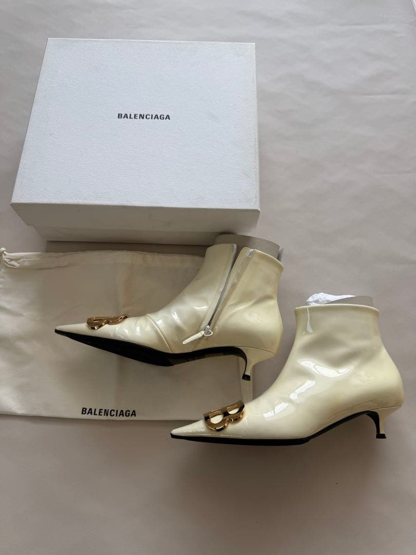 BALENCIAGA ホワイトエナメルブーツ　ブーティ ショートブーツ