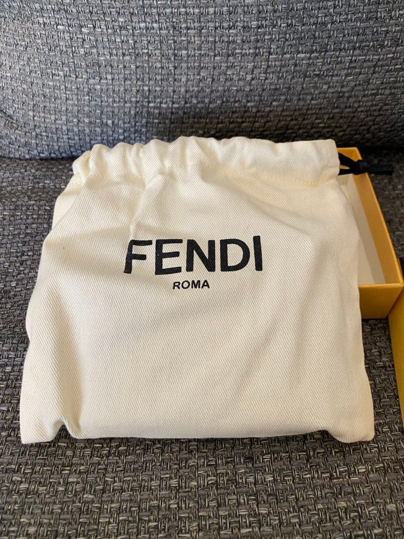 FENDIカードケース☆名刺入れ　完全新品未使用品 レア国内正規品　男女問わず☆