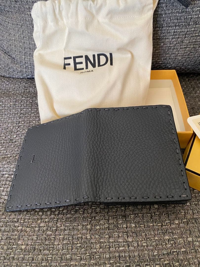 FENDIカードケース☆名刺入れ　完全新品未使用品 レア国内正規品　男女問わず☆