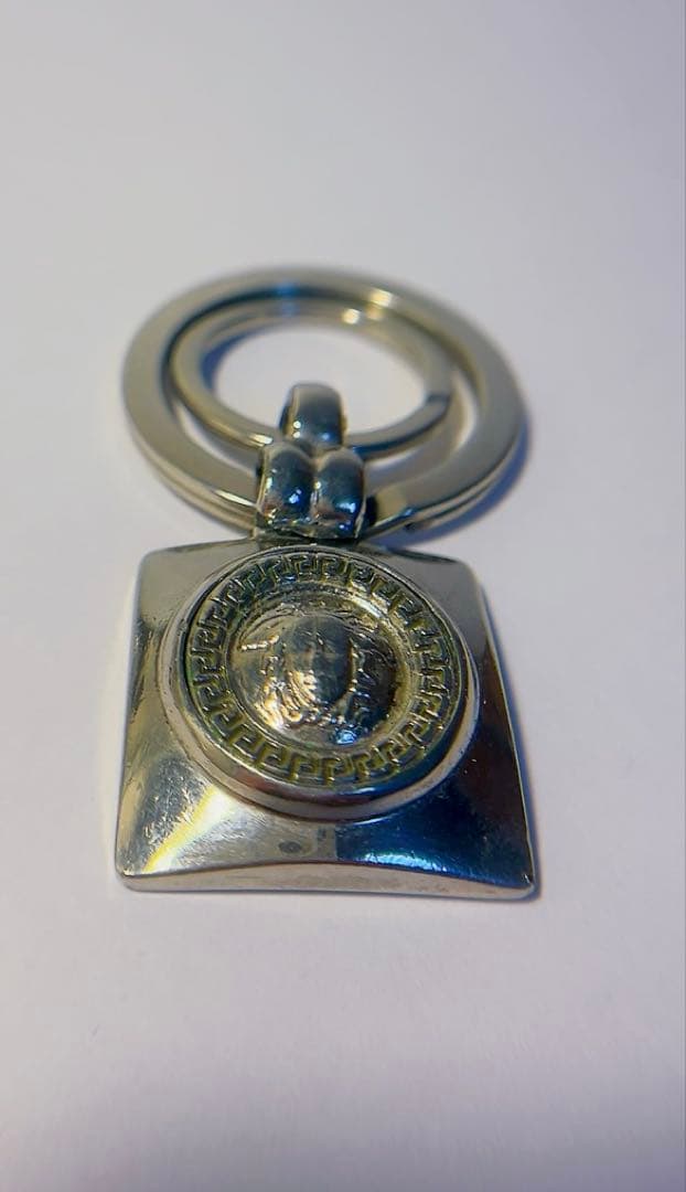 ジャンニヴェルサーチ　GIANNI VERSACE キーホルダー　メデューサ