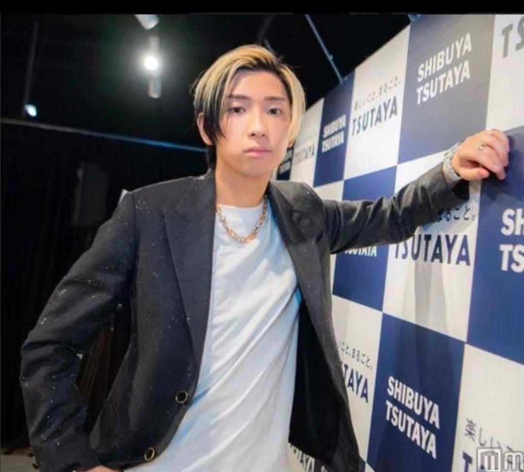 ハードウェアネックレス　ゴールド　石　Tロゴ現品限り