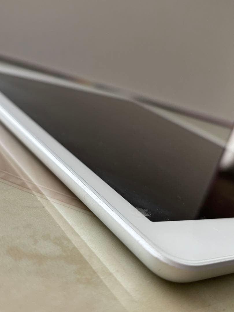 美品　Apple iPad (第6世代) シルバー 32GB 本体