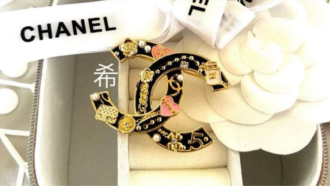 海外で買い集めた CCロゴブローチ、パールやハートモチーフ付き ラスト2点セット