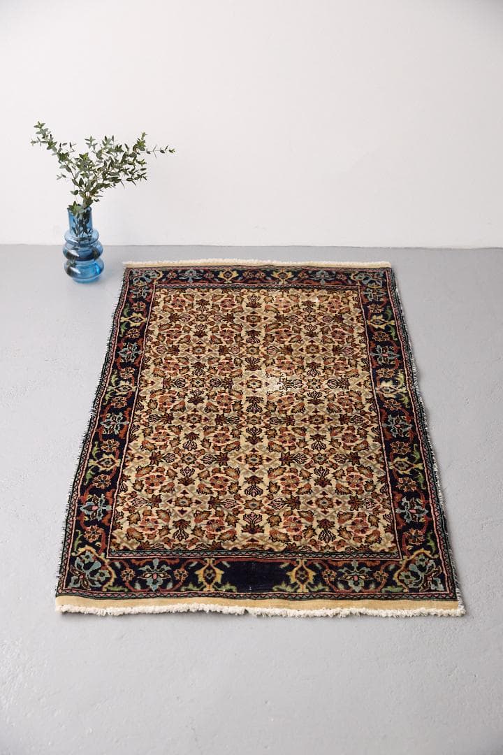 ヴィンテージラグ　トライバルラグ　パキスタン産　（124×71cm）サンド