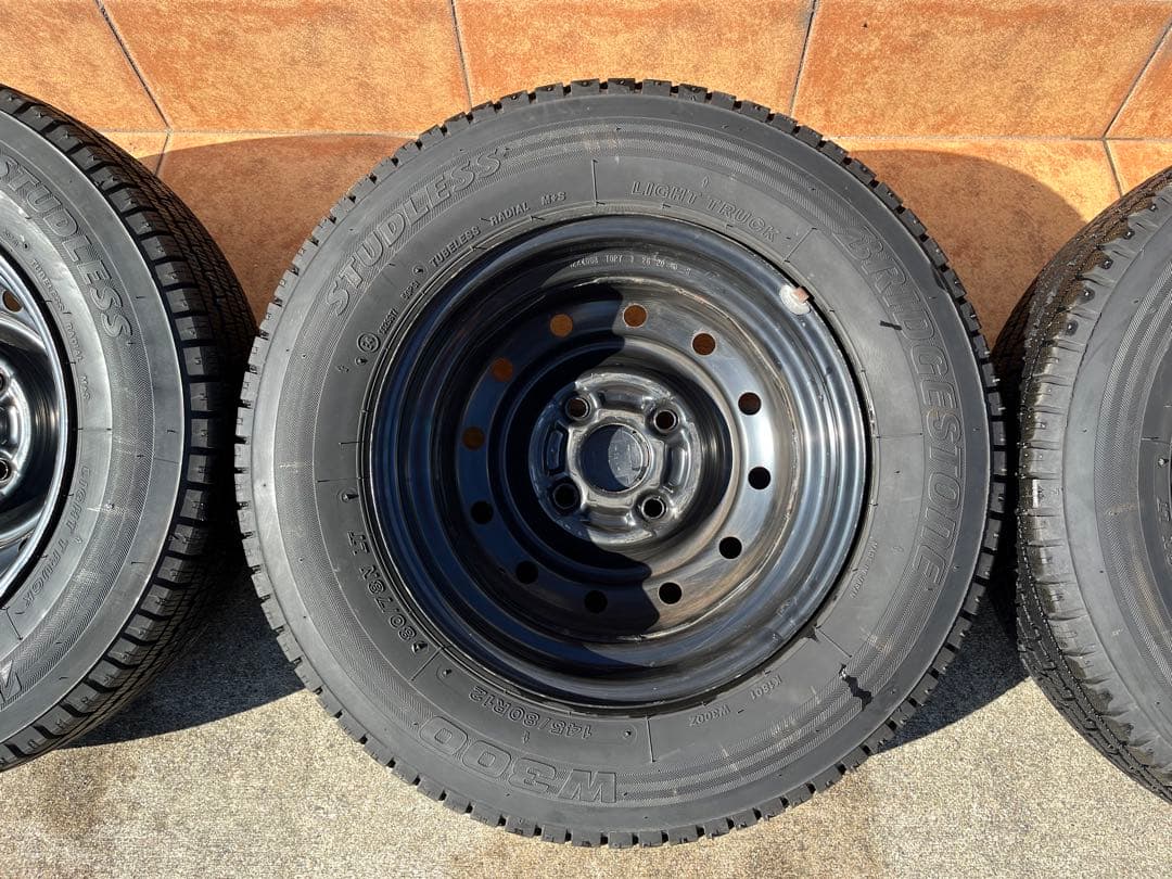【ゆう】スタッドレスタイヤ(スズキ純正ホイール) 145/80R12