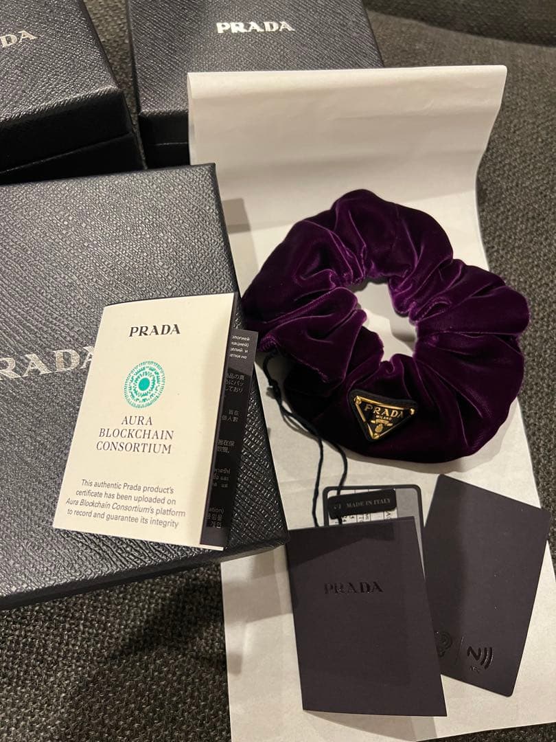 PRADA ベルベットパープルシュシュ