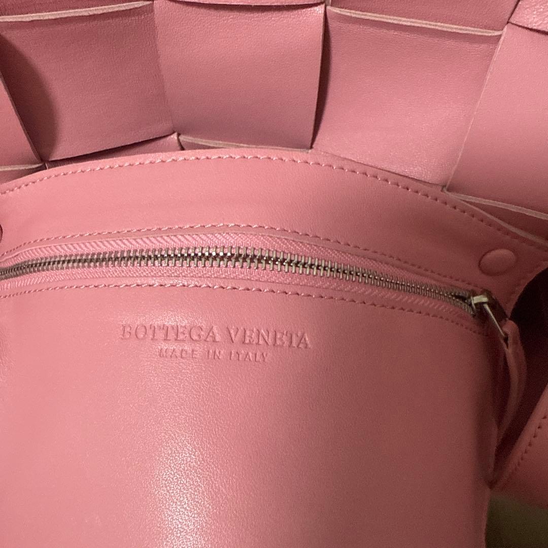 BOTTEGA VENETA ピンク ボディバッグ