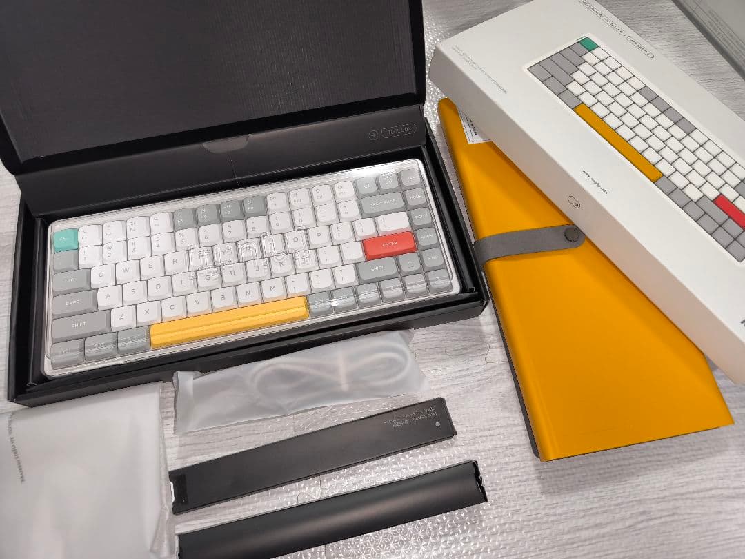 nuphy air75v2（赤軸/ケース付き）