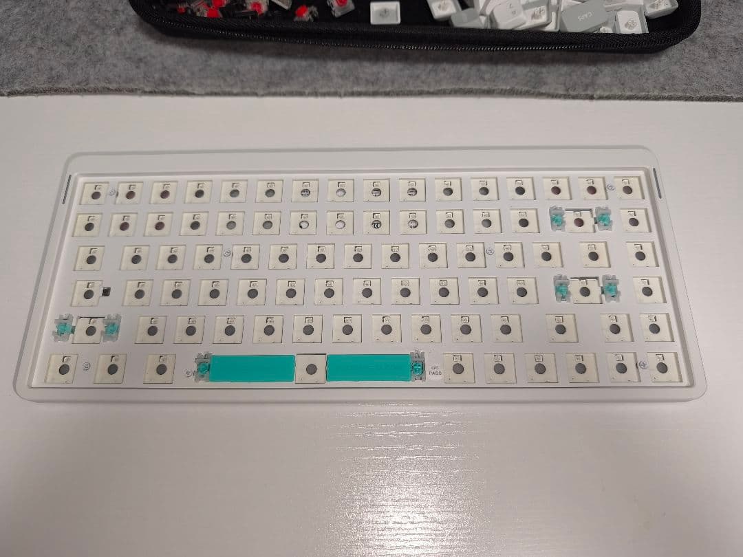 nuphy air75v2（赤軸/ケース付き）