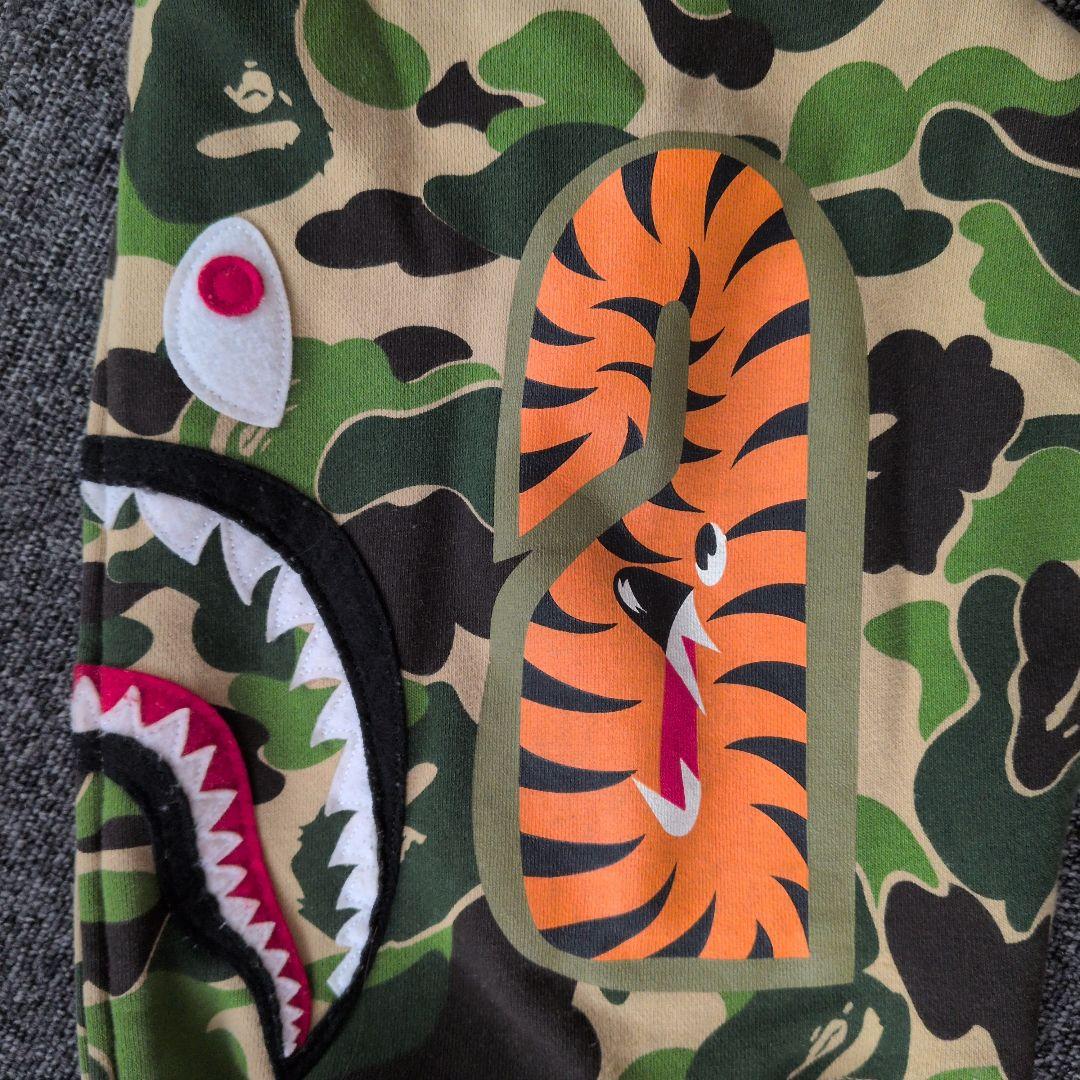 A BATHING APE 緑 シャークデザインのフルジップパーカー