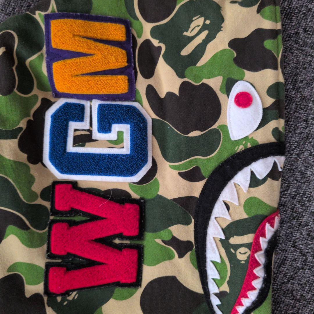 A BATHING APE 緑 シャークデザインのフルジップパーカー