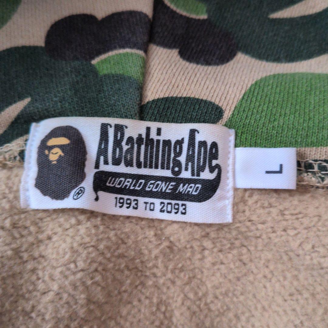 A BATHING APE 緑 シャークデザインのフルジップパーカー