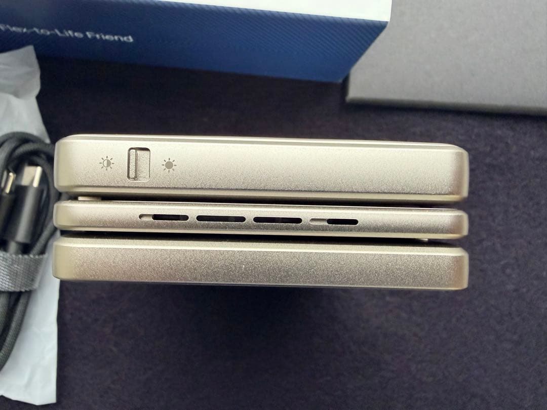 AURZEN ZIP Tri-Fold プロジェクター本体