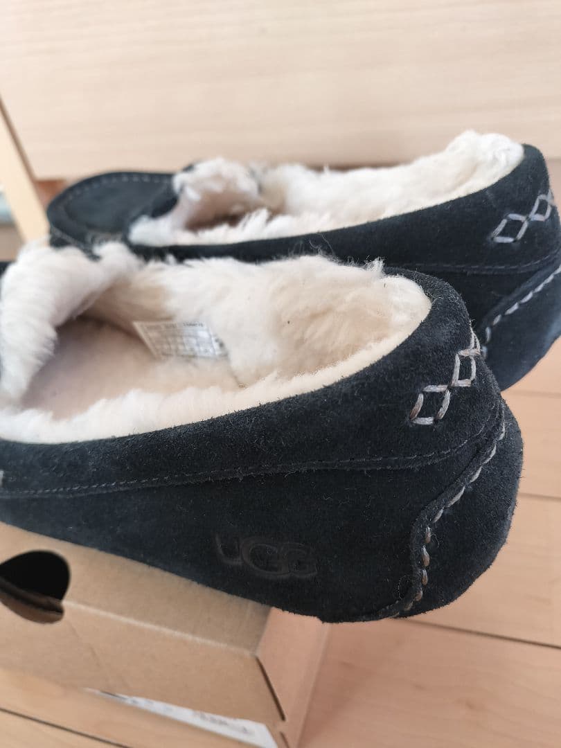 UGG Ansley ブラック モカシン スリッポン