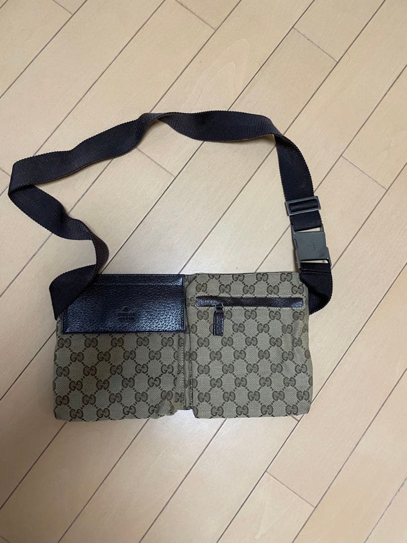 GUCCI GGキャンバス ボディーバッグ
