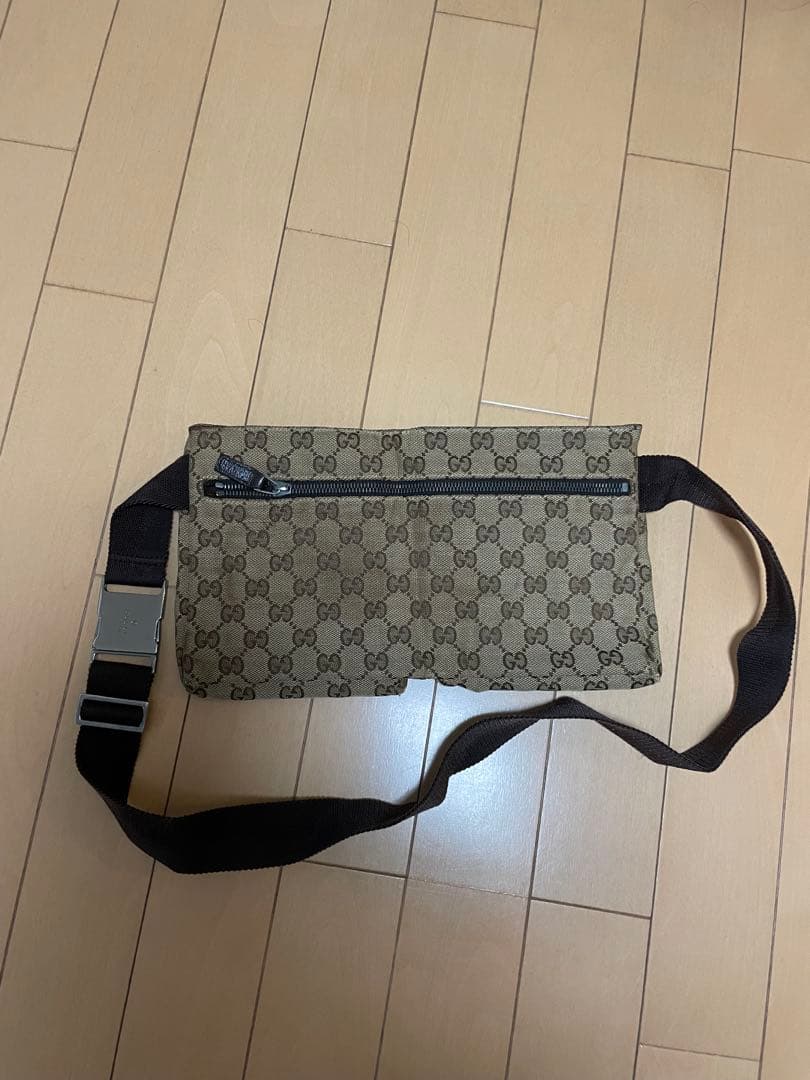 GUCCI GGキャンバス ボディーバッグ