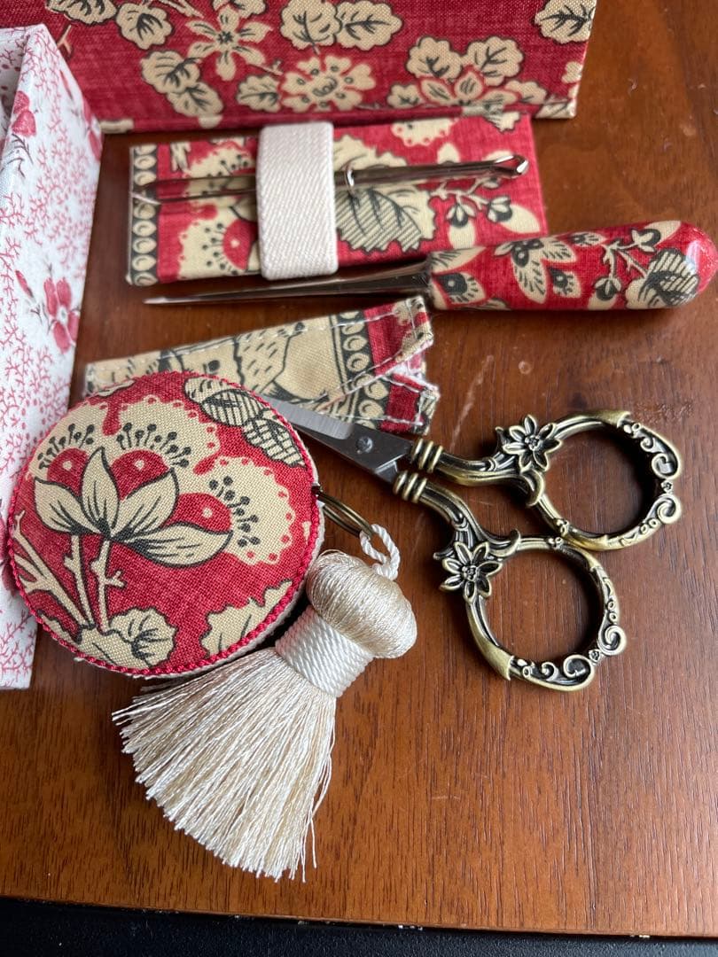 カルトナージュ裁縫箱(中)イギリス生地　アンティークレースとビーズ