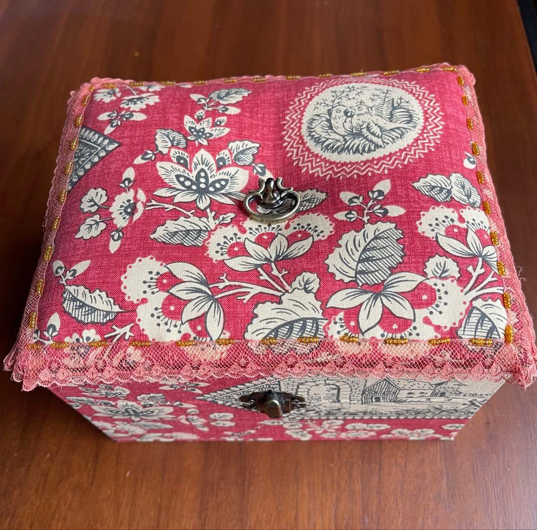 カルトナージュ裁縫箱(中)イギリス生地　アンティークレースとビーズ