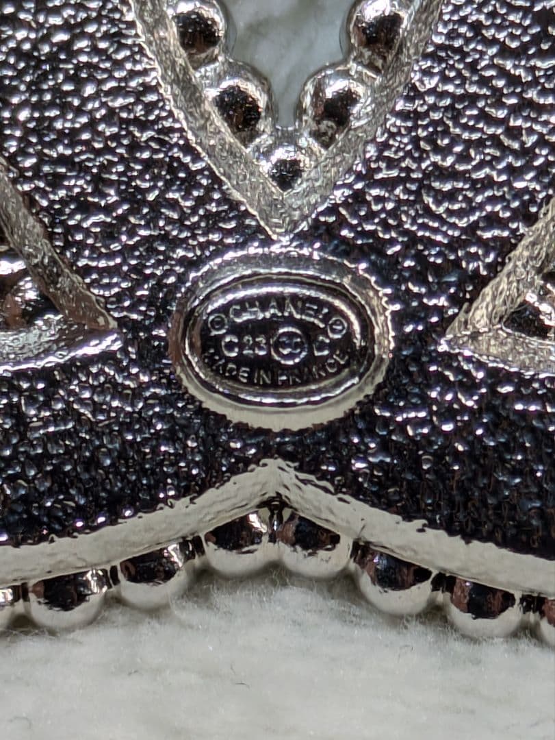 シャネル　ブローチ　レザー　ラインストーン　クリスタル　CHANEL　ココマーク
